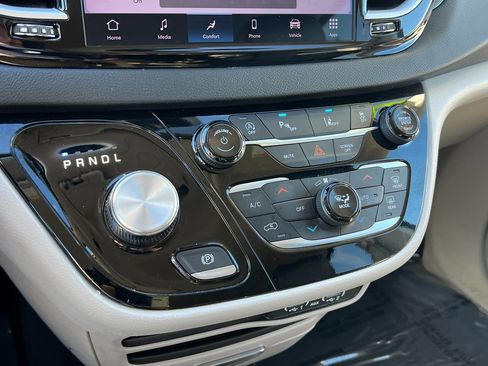 Certified 2024 Chrysler Pacifica Touring-L image 31