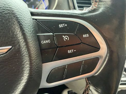 Used 2020 Chrysler Pacifica Touring-L FWD image 14