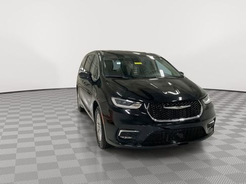 Used 2024 Chrysler Pacifica Touring-L FWD image 2