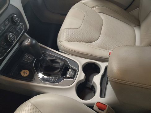 Used 2019 Jeep Cherokee Limited FWD image 26