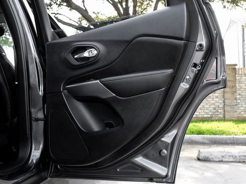 Used 2022 Jeep Cherokee Limited image 57