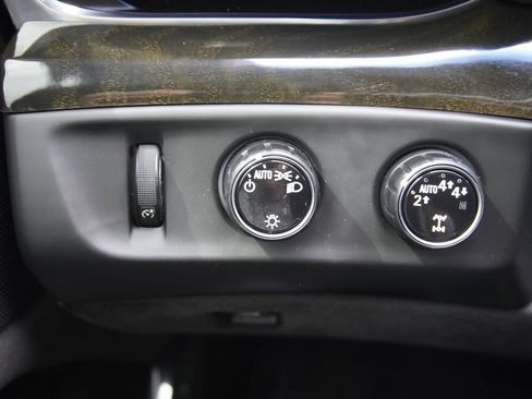 Used 2018 Cadillac Escalade Platinum AWD/4WD image 18