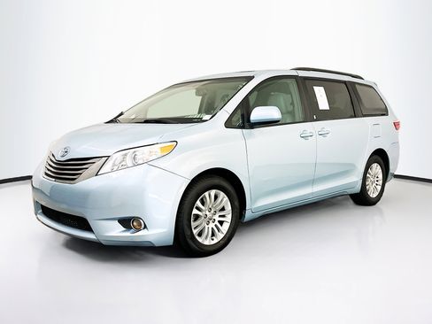 Used 2017 Toyota Sienna XLE w/ XLE Navigation Package FWD image 3