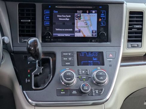 Used 2017 Toyota Sienna XLE Premium FWD image 18
