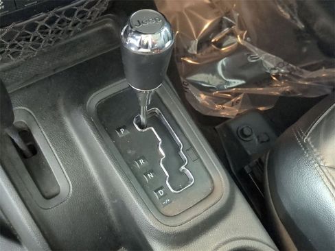 Used 2017 Jeep Wrangler Unlimited Sahara image 14