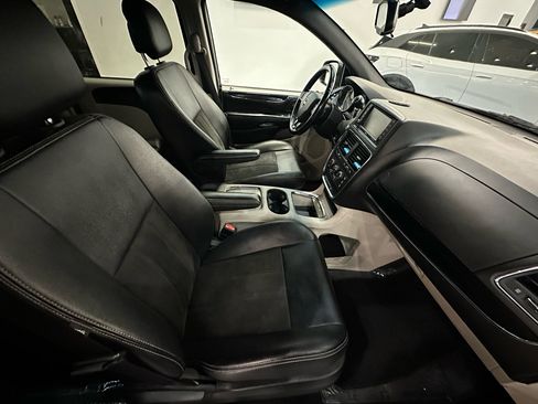 Used 2020 Dodge Grand Caravan SXT image 8