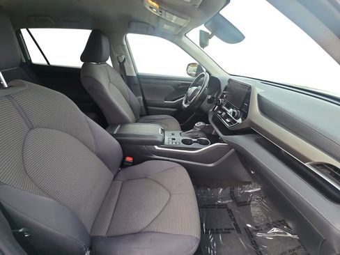 Used 2023 Toyota Highlander LE image 16