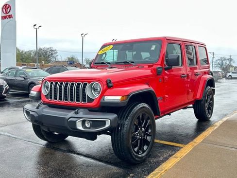 Used 2025 Jeep Wrangler Unlimited Sahara w/ Safety Group image 5