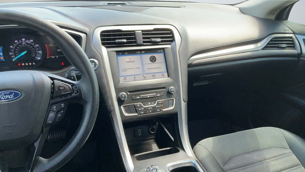 Used 2018 Ford Fusion SE w/ Fusion SE Technology Package FWD image 8