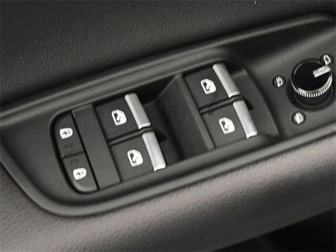 Used 2023 Audi Q8 Premium image 13