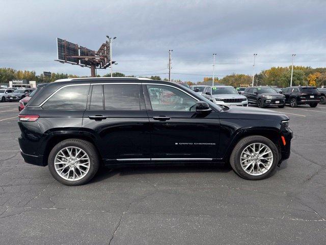 Used 2023 Jeep Grand Cherokee Summit w/ Luxury Tech Group V AWD/4WD image 12