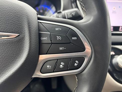 Used 2023 Chrysler Pacifica Touring-L image 19