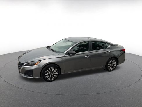 Used 2025 Nissan Altima 2.5 SV FWD image 8