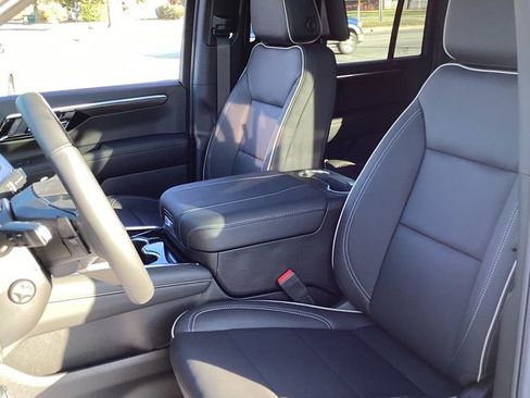 New 2026 Chevrolet Suburban Premier image 27