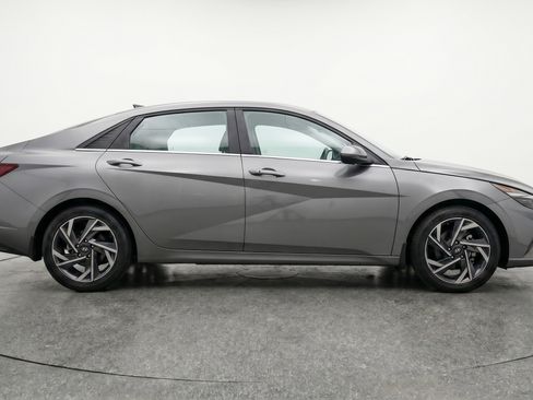 Used 2025 Hyundai Elantra SEL FWD image 11