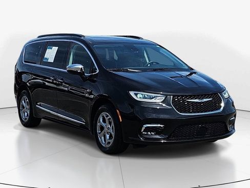 Used 2023 Chrysler Pacifica Limited w/ Uconnect Theater Family Group AWD/4WD image 3