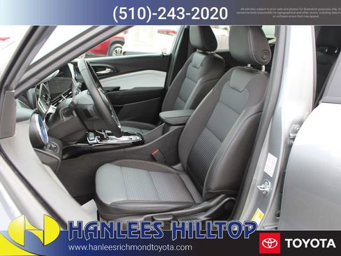 Used 2025 Chevrolet Trax LT w/ LT Convenience Package image 13