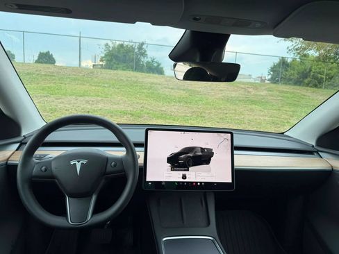 Used 2025 Tesla Model Y Long Range AWD/4WD image 8
