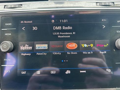 Used 2020 Volkswagen Tiguan SE w/ Panoramic Sunroof Package image 23