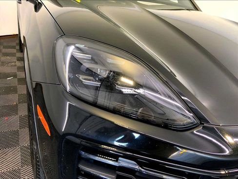 Certified 2024 Porsche Cayenne AWD/4WD image 12