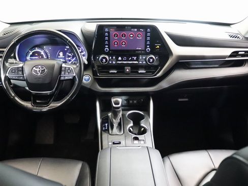 Used 2020 Toyota Highlander XLE image 19