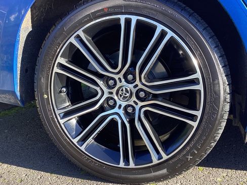 Used 2016 Toyota Camry image 6