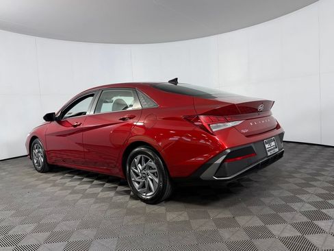 Used 2025 Hyundai Elantra Hybrid FWD image 9