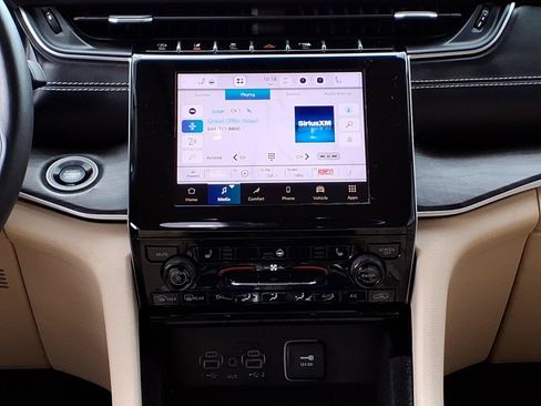 Certified 2022 Jeep Grand Cherokee L Limited AWD/4WD image 12