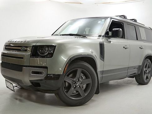 Used 2024 Land Rover Defender 130 X-Dynamic SE image 2