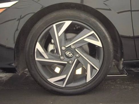 Certified 2025 Hyundai Elantra SEL FWD image 9