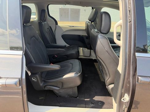 Used 2020 Chrysler Pacifica Limited w/ Tire & Wheel Group FWD image 19