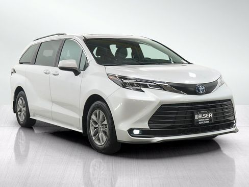 Used 2025 Toyota Sienna XLE w/ XLE Plus Package AWD/4WD image 7
