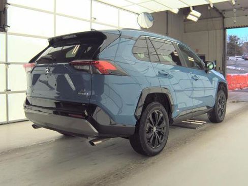 Used 2022 Toyota RAV4 SE image 5