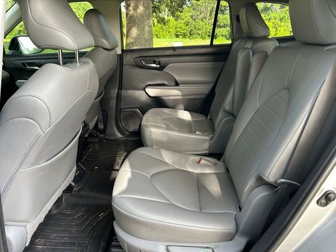 Used 2021 Toyota Highlander XLE FWD image 14