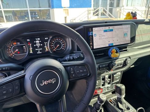 Used 2025 Jeep Wrangler Unlimited Rubicon image 12