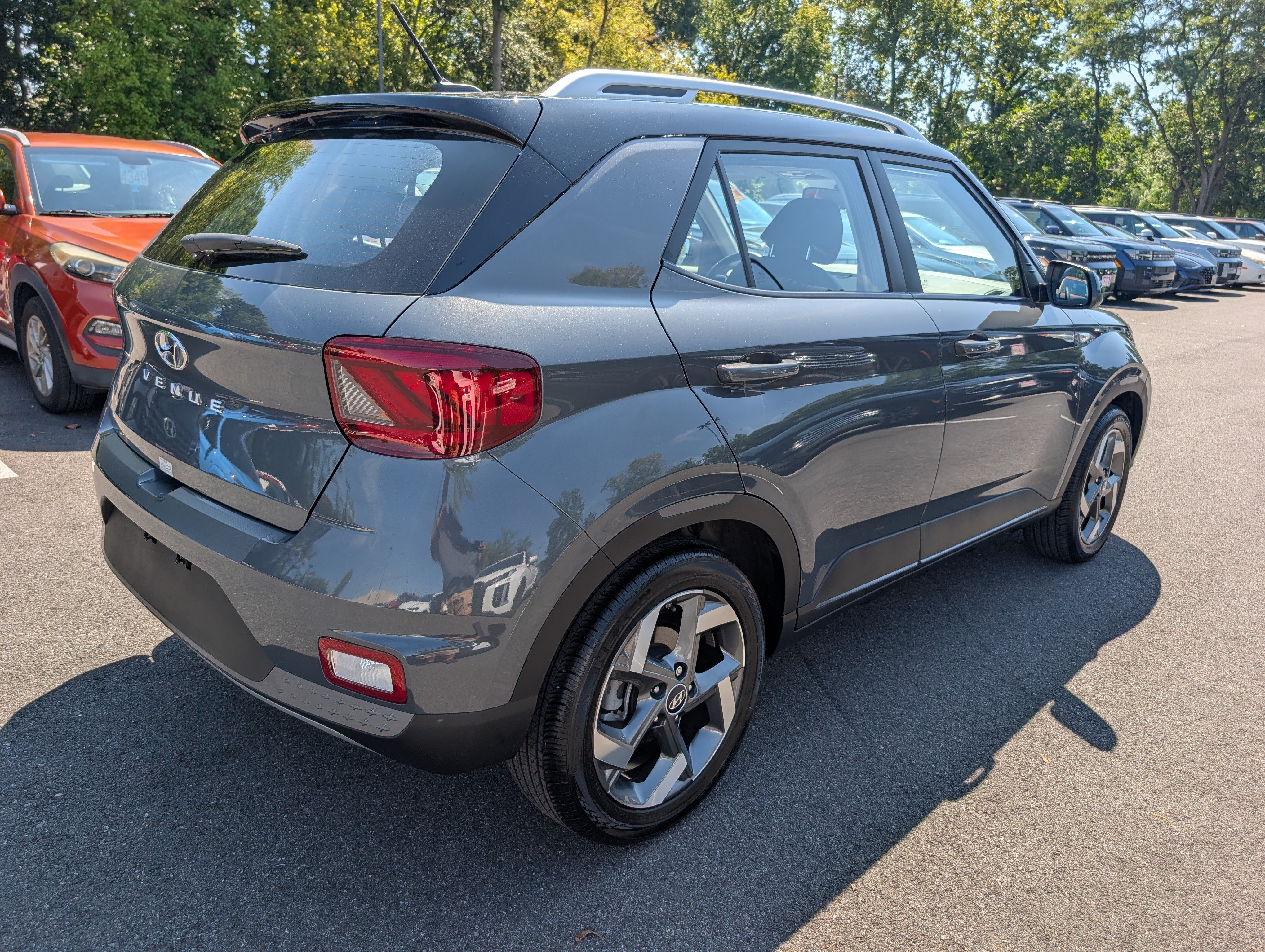 Used 2025 Hyundai Venue Limited FWD image 3