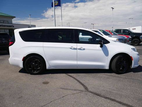 Certified 2024 Chrysler Pacifica Limited FWD image 23
