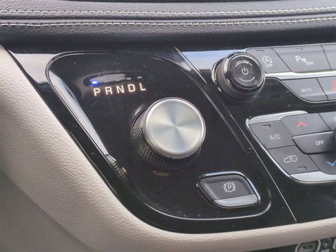 Used 2023 Chrysler Pacifica Touring-L image 32