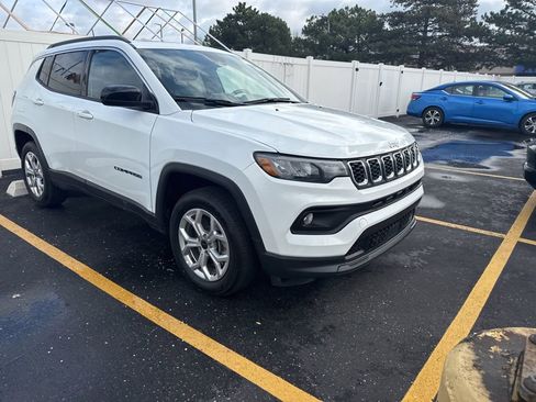 Used 2025 Jeep Compass Latitude w/ Sun & Sound Group image 3