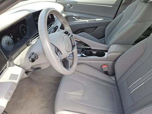 Used 2025 Hyundai Elantra SEL FWD image 13