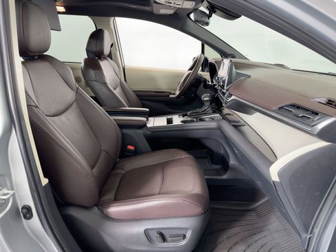 Used 2023 Toyota Sienna Platinum image 31