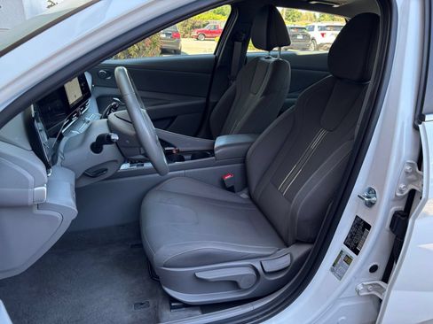 Used 2025 Hyundai Elantra SEL FWD image 33