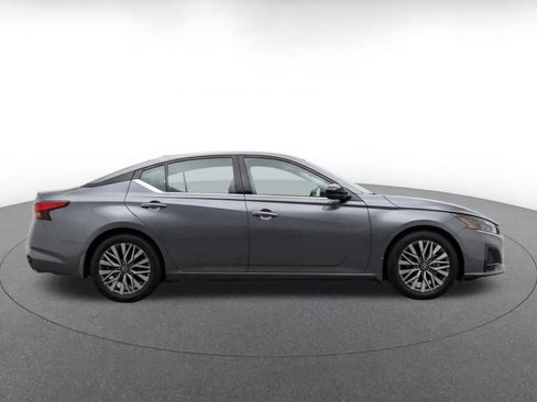 Used 2025 Nissan Altima 2.5 SV FWD image 11