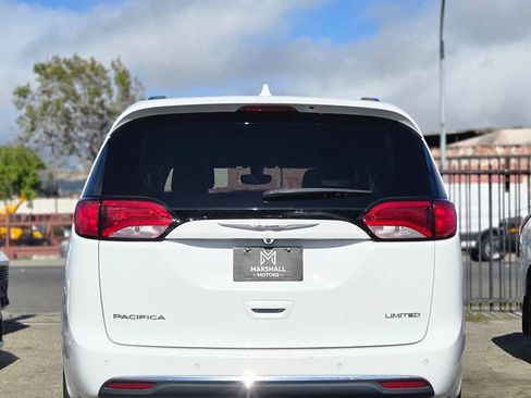 Used 2018 Chrysler Pacifica Limited FWD image 5