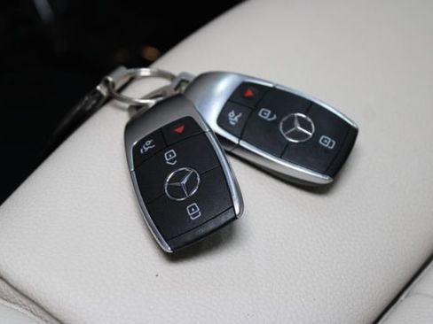 Used 2021 Mercedes-Benz GLB 250 4MATIC w/ Premium Package image 16