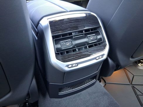 New 2026 BMW 750e xDrive w/ Premium Package image 29