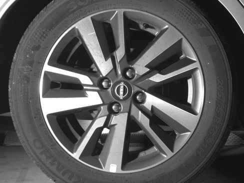 Used 2025 Nissan Versa SV image 15