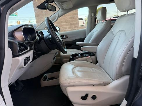 Used 2017 Chrysler Pacifica Touring-L w/ Tire & Wheel Group FWD image 41