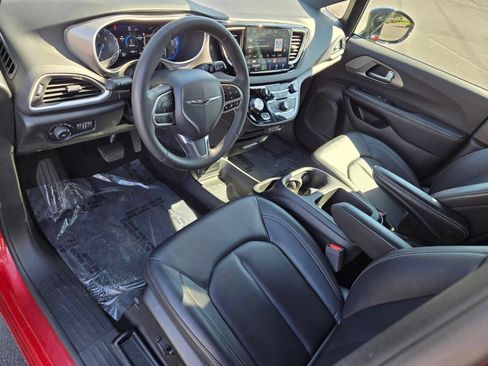 Used 2025 Chrysler Pacifica Select FWD image 17