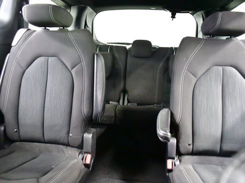 Used 2023 Chrysler Pacifica Touring FWD image 12